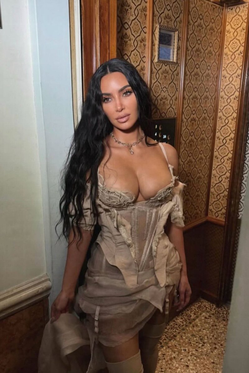 Manimegalaiofcl's tweet photo. Kim Kardashian is a whole different level of HOT 🔥🥵 https://t.co/FxZTmdkgyz