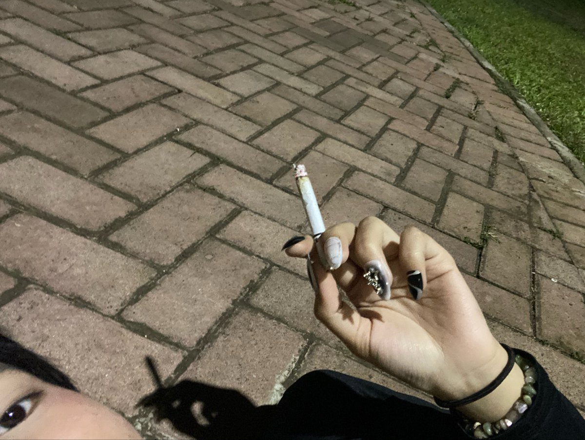 mikasaze's tweet photo. skrg hobi aku nonton bulan https://t.co/zqlKYxKkrI