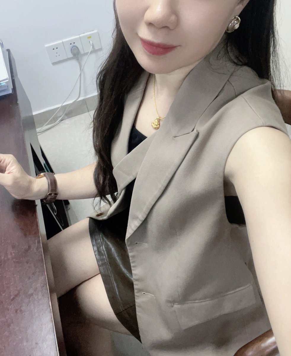 Houmaamud's tweet photo. 华说他要做我的男闺蜜，什么秘密都可以说的那种。
我和他爸的做爱频率是每周两次，每次做完都会和他分享细节和感受。他和女朋友的做爱细节，也会分享给我。
我知道你们都在担心我会和他发生关系。不会的，我和他真的只是聊得来的朋友而已。
生活太枯燥了，有个能聊秘密的异性朋友，挺好的。 https://t.co/4ae7aN7qqm