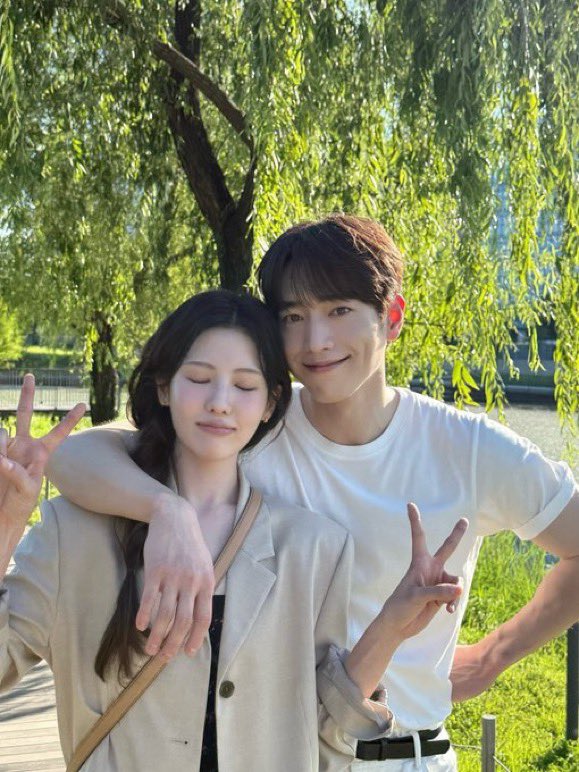 coffeeswims's tweet photo. Couple cutie dimples ghuweh😍🫰🏻 kenyang begah ni Namsua enjoyer kl tiap eps rilis dikasih asupan mulu😭 

Saran mending di pigura emas apa silver? https://t.co/s7pnXSCsLt