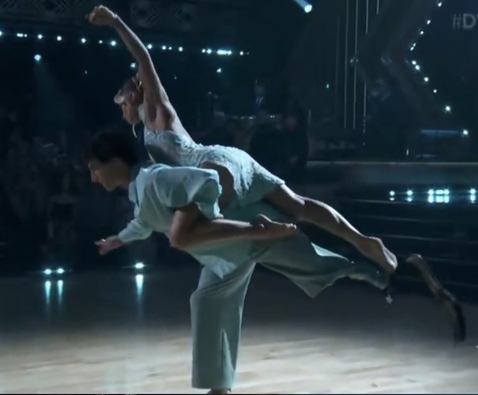 retiredcheerr's tweet photo. HANG IT IN THE LOUVRE #DWTS https://t.co/B5DwpOi15V