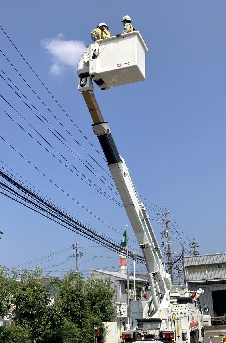 ChudenPowergrid's tweet photo. ＼インターンシップの実施🔧／
四日市支社は、市内にある工業高校の皆さんを対象にインターンシップを実施しました📝
高所作業車への乗車やドローン操作などを通じて、電力の安定供給を支える仕事をご紹介しました💡
今後も、次世代の学びや成長につながる取り組みを続けてまいります💪 https://t.co/XuhMdkQpyh