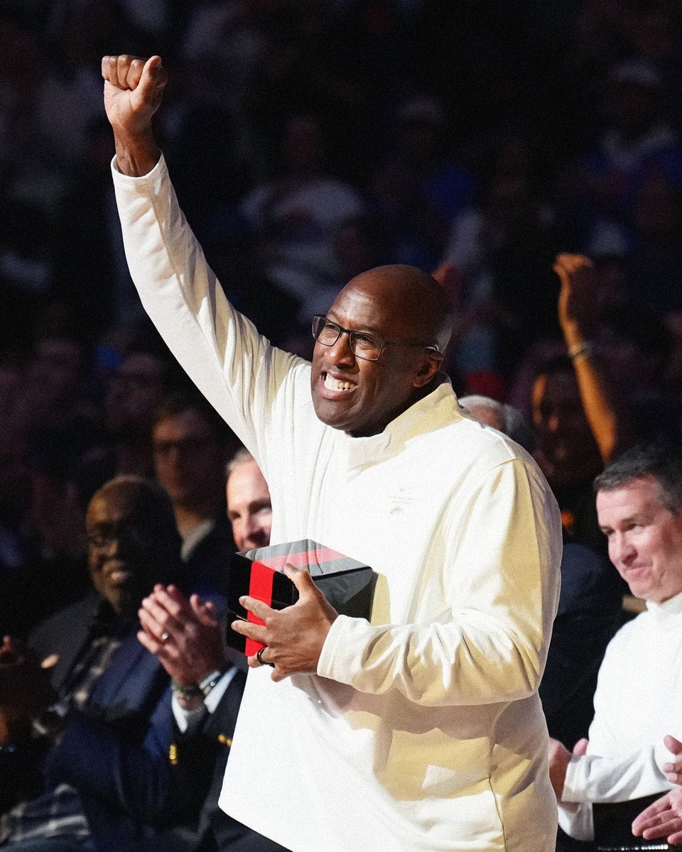 singleblacknerd's tweet photo. Mike Brown receives ring number 5. Congrats to the @knicks job well done.
#newyork #nyc #knicks #mikebrown https://t.co/2eZEjpxt41