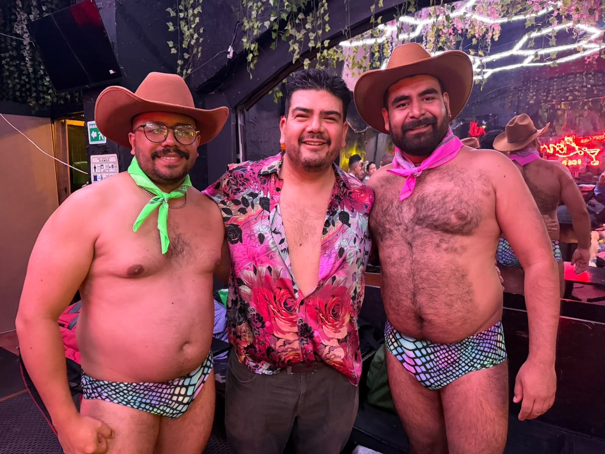 GuillermoLuna89's tweet photo. 🤠🌈 ¡La diversidad también se viste de vaquero!

Detrás de Guillermo Luna MX hay mucho más que ropa interior: hay creatividad, comunidad y ganas de romper estereotipos .
Orgulloso de este proyecto hecho en México.
@guillermolunamx @Vaqueros_Cdmx https://t.co/bOkhF6zi0V