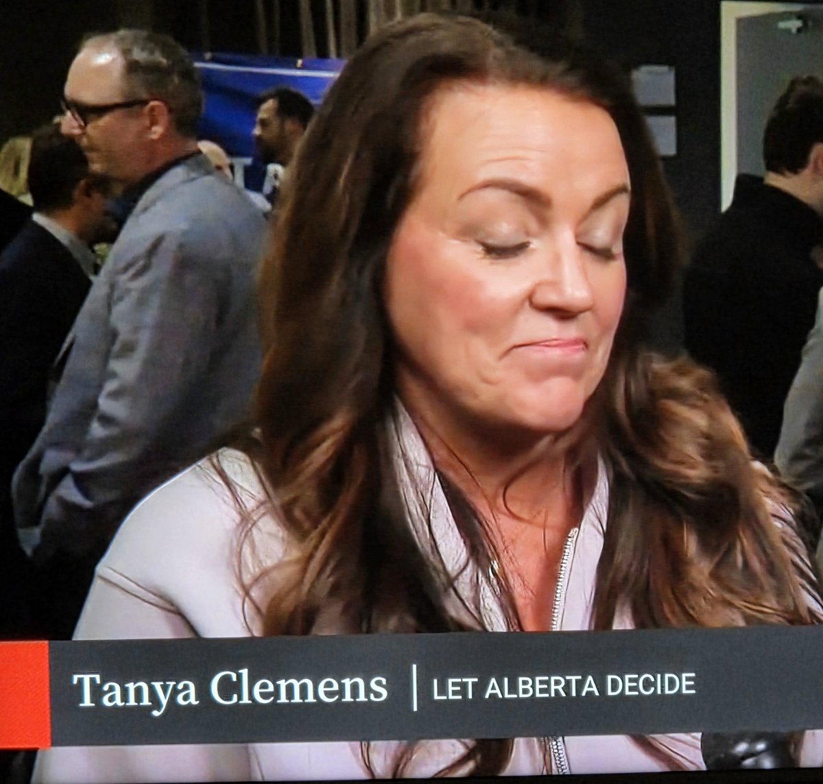 MgtmMoisan's tweet photo. This woman was a math &amp; science teacher, but heard Denis Modry, the guy who stole from his disabled relatives, speak on Separation &amp; was hooked. She believed Option 2 would win with a majority. No, that's only in Conservative math, Tanya. https://t.co/v7e7enXKNU
