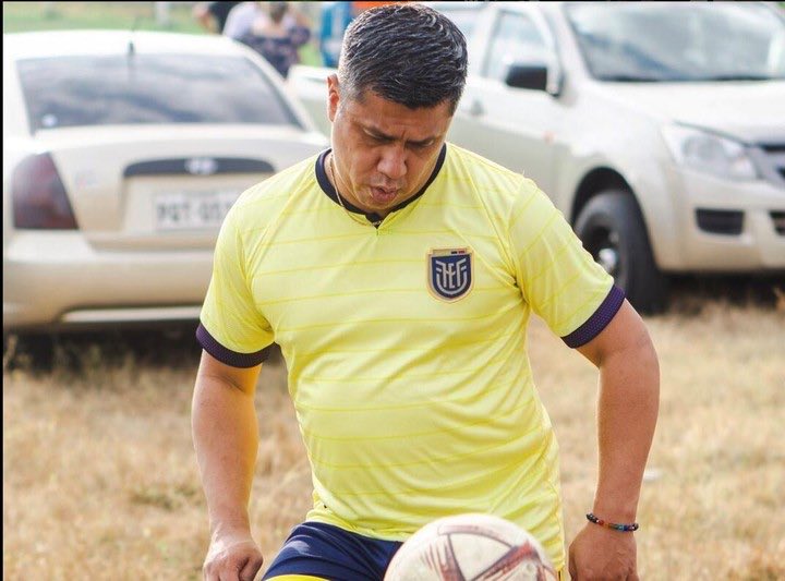 xaviersegovia32's tweet photo. 🤔🤣 ¿ARMANDO... FIESTAS?

🗣️ "Una vez organicé una fiesta. Te voy a decir el nombre de los jugadores: (Marcelo) el Chelo Delgado, (Rolando) el Roly Zárate, Nicolás Asencio, Gastón Sessa, creo que también (Carlos) Ventarrón Quiñónez. Fueron modelos, presentadoras de TV...

La Bomba tiene un hijo con el Chelo desde ese día... fue viernes, sábado, domingo y podíamos salir el lunes, esa era la condición. Al Cuqui (Juárez) también lo convocamos. Fue una fiesta épica".

🎙️ Armando Paredes, exfutbolista, en El Pabellón 593.