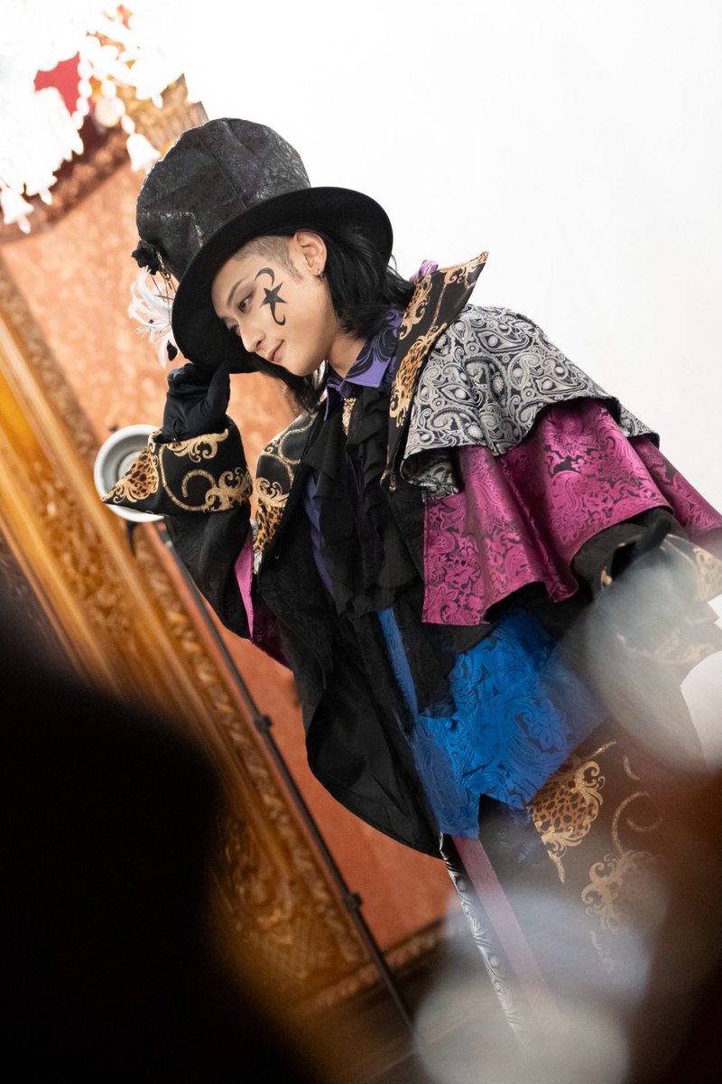 miite_produce's tweet photo. 🌟ビジュアル撮影オフショット🌟

Miiteプロデュース第二回公演
「 #ステバイテップ 」

脚本・演出／萩原成哉@naruya_hagiwara 

【公演スケジュール】

9日(水)    19:00
10日(木)   14:00/19:00
11日(金)   14:00/19:00★2カメ
12日(土)   13:00/18:00
13日(日)   12:00/16:00★定点

★配信回

【キャスト】

畑中智行@hata_bonbon 

佐藤弘樹@hiroki12_3 
橋本全一@zenitsu_ 
新井雄也@yuyaarai1220 
楠世蓮@SELENdipity 
シミズアスナ@gorey_cant 
矢島美音@Y_Minon2001 
浮谷泰史@AshiTaishi 
佐藤修幸@Novonovon2 
梅田悠@haruka_umeda 

【チケット】
🎫https://t.co/1Sm4kyHnWf
(全席指定席)

ー販売期間ー

💂‍♂️一般チケット販売（先着座席選択可）
10月19日(月) 22:00~

ー販売座席ー

・S席(A列、B列)、Miite席(E列) (特典付き) 9000円
・A席(特典付き) 7000円(11月22日(日)まで販売)

※特典内容 キャスト別非売品2Lブロマイド2種(一枚デジタルサインメッセージ付き)

・A席 6000円

⚠️購入時に表示される【アンケート】を用いたキャスト別販売を行っています。
★ご希望の応援しているキャストをお選びください。
※特典「キャスト別非売品2Lプロマイド2種類付き（一枚デジタルサイン、メッセージ付き）」は、アンケート選択キャストのグッズとなります。変更はできません、お間違えのないようご注意ください。
※S席とMiite席は、先行販売で売り切れた場合一般販売のご用意はございません。
※特典はどの席種でご購入されても同じ内容となります。
※事前にLivepocket 会員登録が必要です。
※QRコードチケットとなります。LivePocket の使い方などは右記サイトをご参照ください。
https://t.co/hsNIFqS0o0

【公式HP】
https://t.co/Z5nsuCGOyK