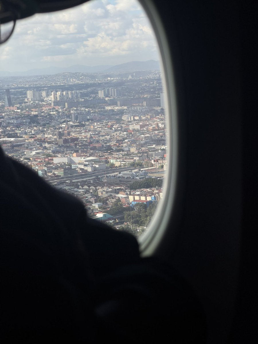 barcagameryt's tweet photo. Ahorita vine a CDMX a unas vueltas de trabajo, y aprovechando haremos IRLs estos días a ver que tal. 

Qué les gustaría de IRL, pa ver que armamos con el Beto pa mañana. https://t.co/1mBM9pLmLY