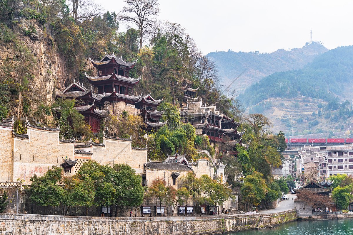 ukey705's tweet photo. Cliff ancient complex in Guizhou, combining Buddhism, Taoism and Confucianism, built along natural caves. https://t.co/6KLUiHryJ0
