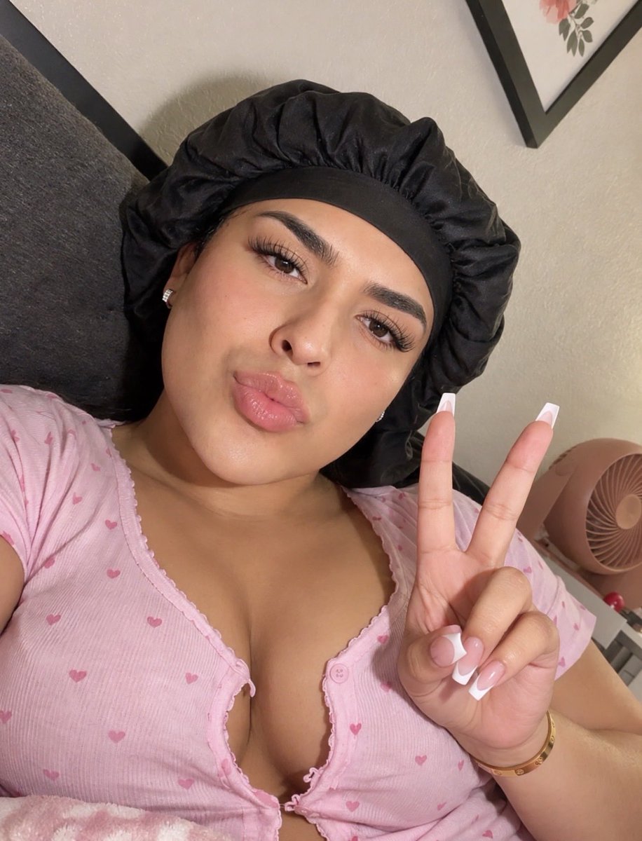 tsleilanys's tweet photo. My camera finally came in &amp; I don’t know how to act. Here’s some pics of me without makeup &amp; Excuse the way I look, I’m getting ready for bed. 🩷✨

#trans #canong7x #latinatrans https://t.co/kVogtZMtKI