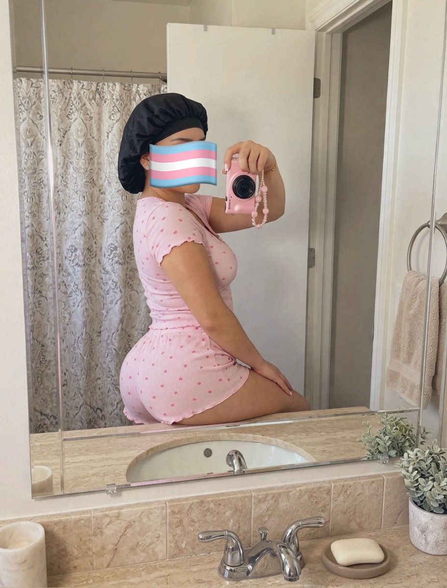 tsleilanys's tweet photo. My camera finally came in &amp; I don’t know how to act. Here’s some pics of me without makeup &amp; Excuse the way I look, I’m getting ready for bed. 🩷✨

#trans #canong7x #latinatrans https://t.co/kVogtZMtKI