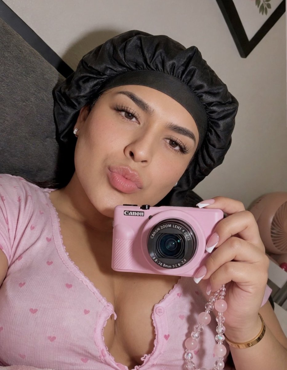 tsleilanys's tweet photo. My camera finally came in &amp; I don’t know how to act. Here’s some pics of me without makeup &amp; Excuse the way I look, I’m getting ready for bed. 🩷✨

#trans #canong7x #latinatrans https://t.co/kVogtZMtKI