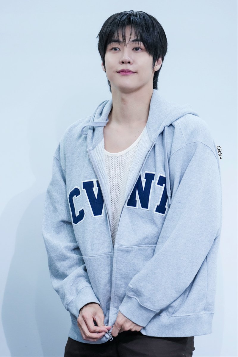 cielo_201014's tweet photo. 261020 디어마이뮤즈 팬사인회

커버낫

#NFlying #엔플라잉 #이승협 #디어마이뮤즈 #디마뮤 #DEARMYMUSE #팬싸 #잔불 #Still https://t.co/cAgAy6ywDH