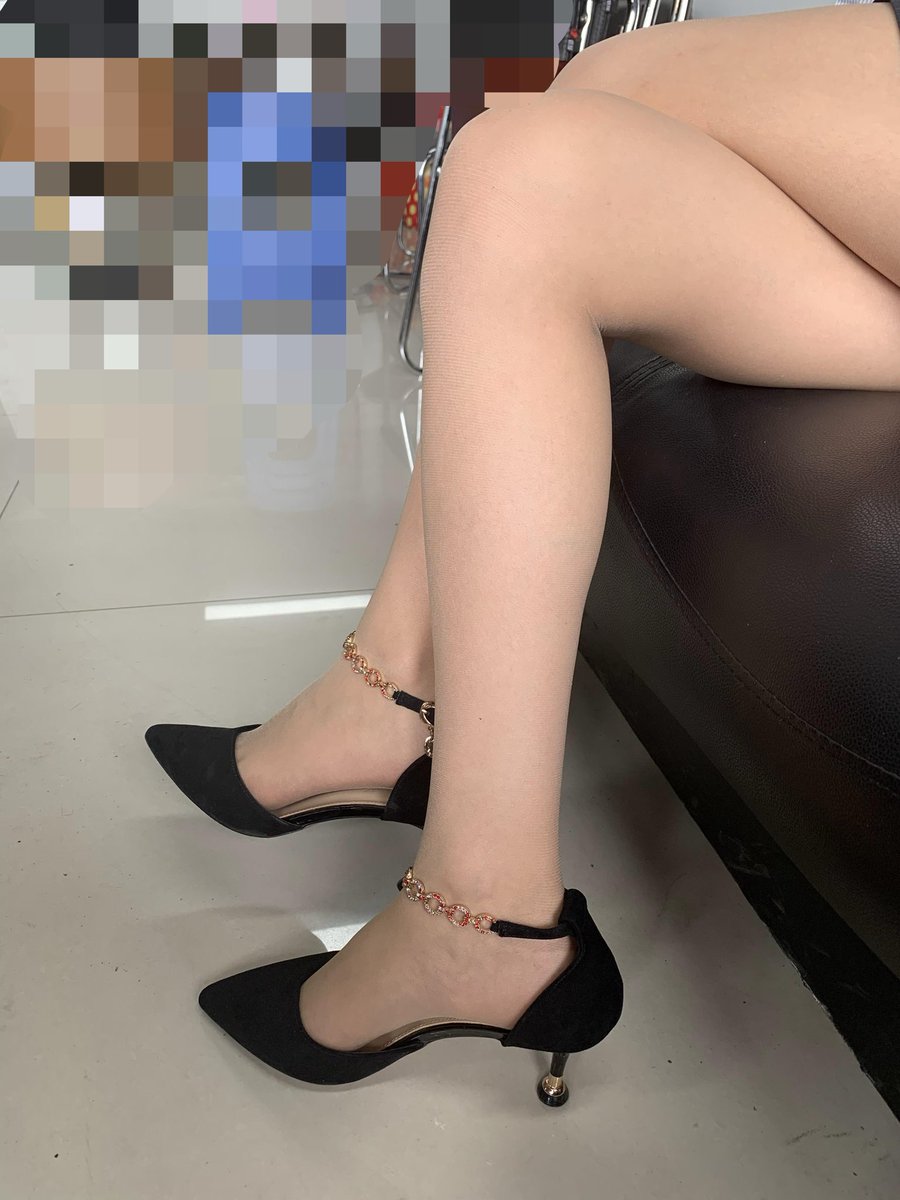 Lzkr666's tweet photo. 每次我还没上手，都是哈喇子直流啊
她还不知道，她穿的鞋，让我狠狠的打
售楼部有这个骚��，天天不得硬着上班吗
#美脚 #恋足 #丝袜脚 https://t.co/1f3ewG8Szl