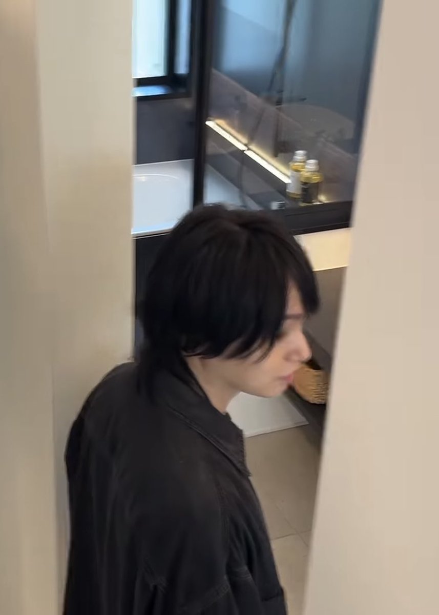 HSJ_aluha's tweet photo. たまにある盗撮アングルなんなんだ本当にw
でも本物の伊野尾慧を感じられてありがたいですw

 #いのちゃんねる https://t.co/9VsIRXOZKB