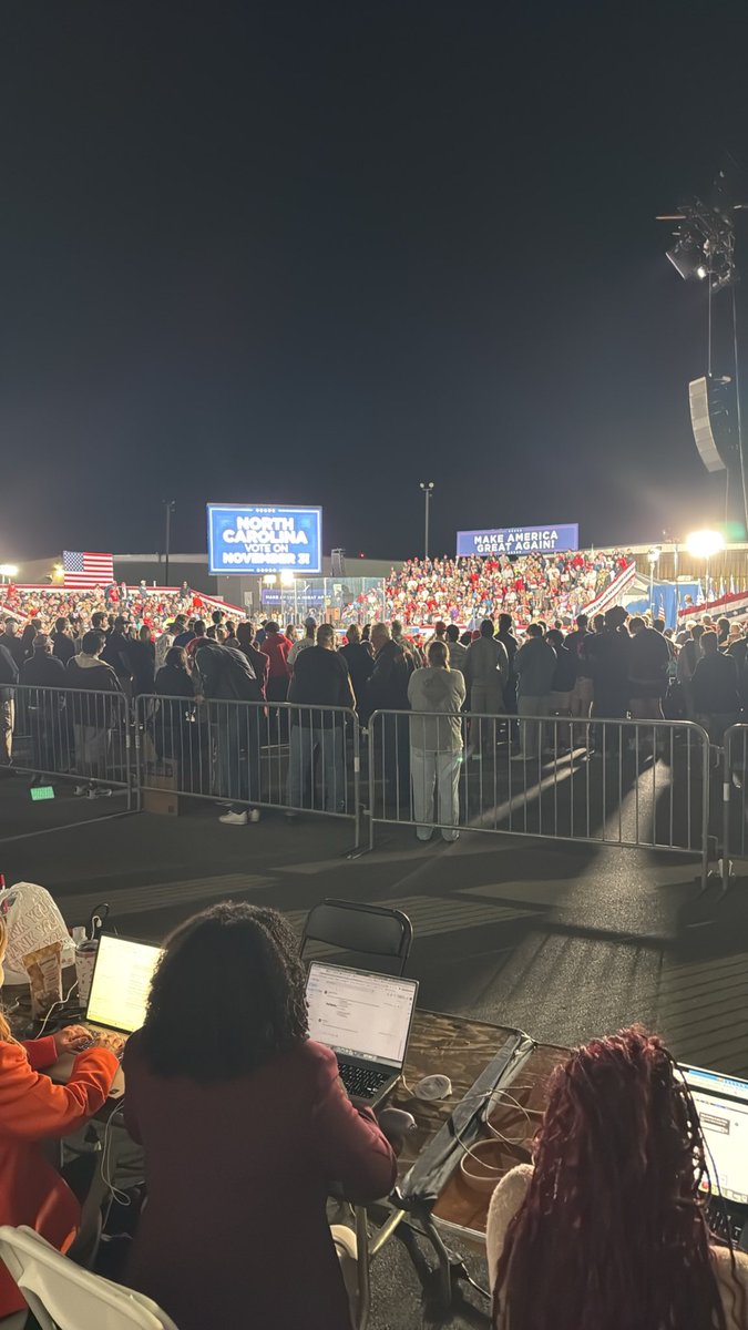 MichaelRWarren's tweet photo. Trump has been speaking for roughly 50 minutes. People are starting to leave the rally. https://t.co/63IshnLQcH