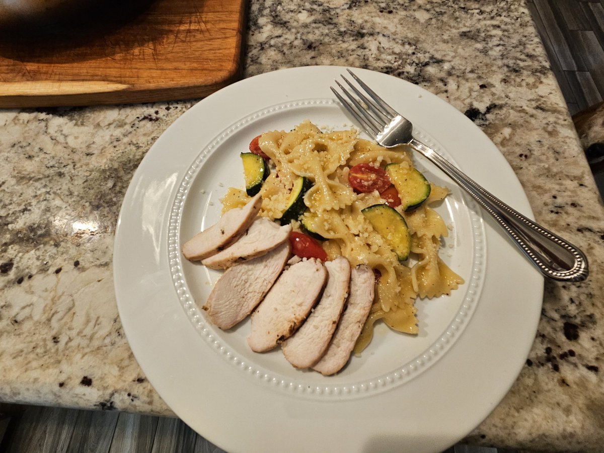 danmmeyer's tweet photo. tuesday evening marinaded grilled chicken, sautéed zucchini and tomatoes with bow tie pasta in a lemon pepper sauce 😋 https://t.co/dEHZFVfIH0