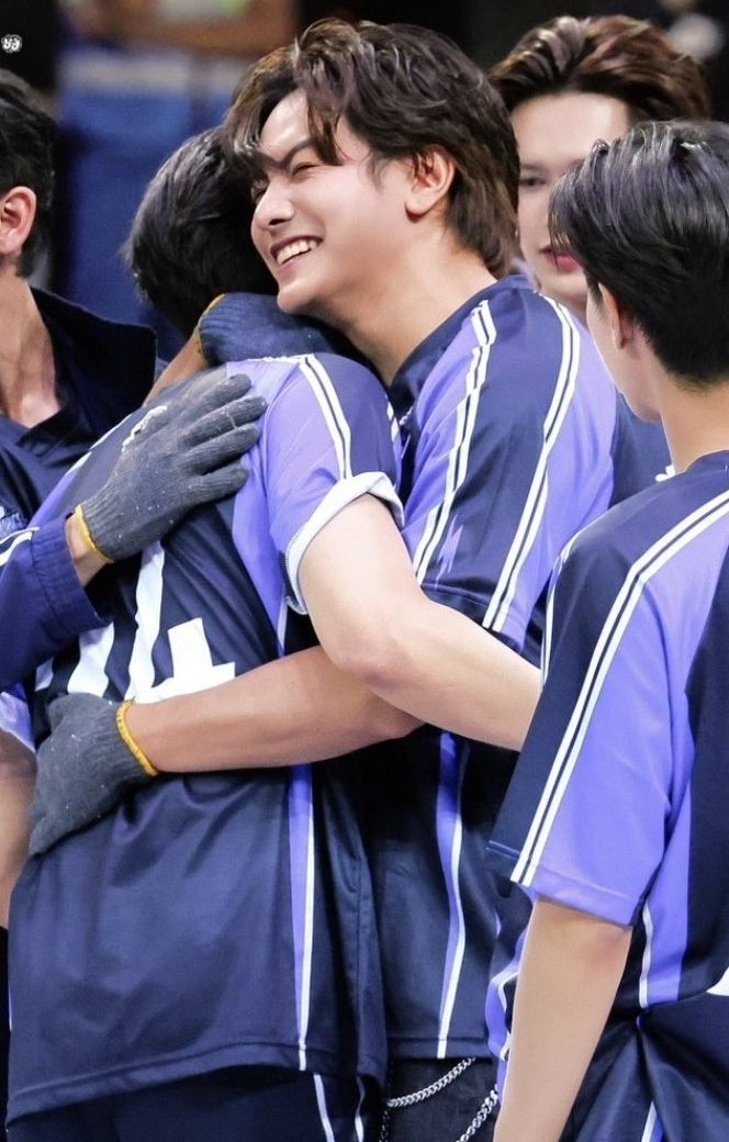 Neya_now's tweet photo. Gimana kalau dua tahun lagi Dunk sadar, mimpinya jadi kepala keluarga nggak lebih besar dari keinginannya membangun keluarga bersama Joong. Dan Joong sadar, dia bukan cuma mencintai Daonuea, tapi juga Dunk Natachai. Kali ini, mereka memilih egois dan nggak mau kehilangan lagi https://t.co/NWhi9Nh9tJ