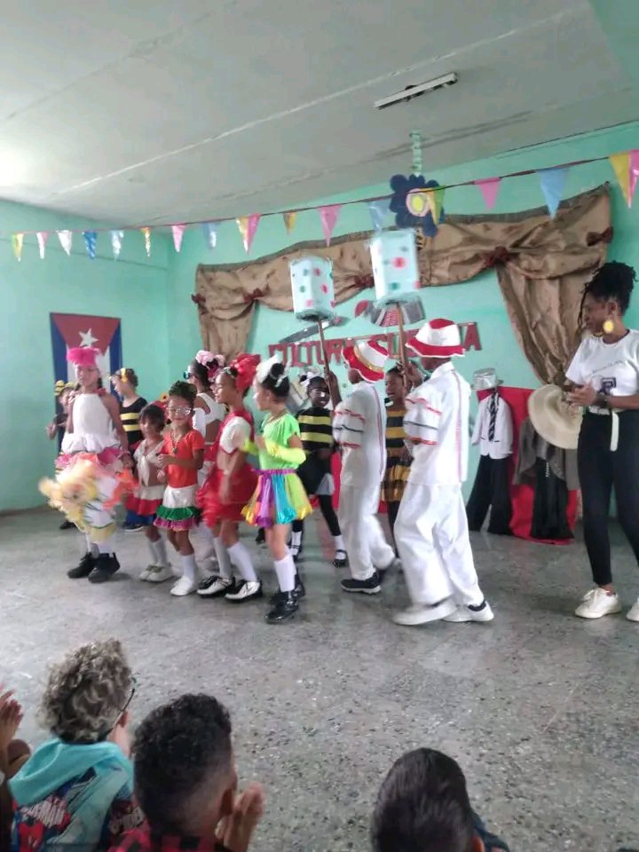 cuba_canela's tweet photo. Los pequeñines de Guanabacoa celebrando el día de la Cultura Nacional.
#CubaEsCultura 
#LaHabanaViveEnMí https://t.co/p77XAZDELu