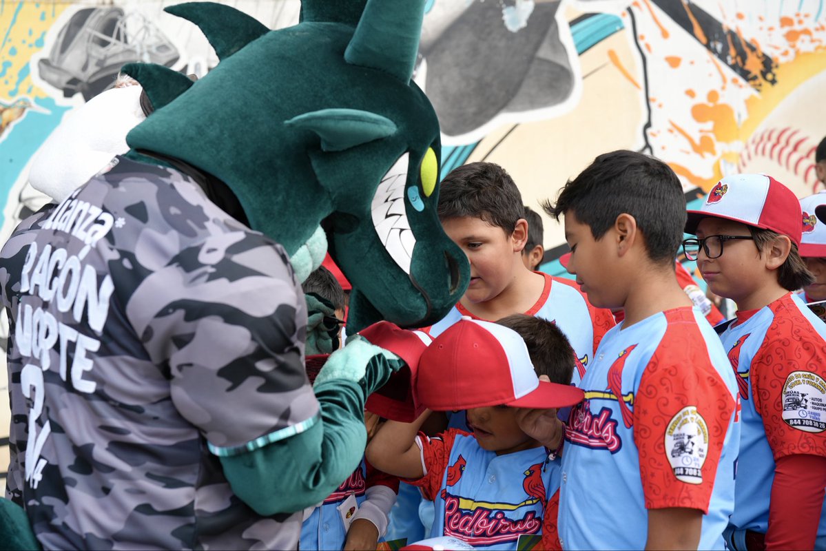 ClubSaraperos's tweet photo. Recibimos en el Estadio Francisco I. Madero a los Red Birds, campeones del Torneo Margarita Álvarez en la categoría Infantil Menor. 🥇🔥

¡Felicidades, campeones! 👏🏻⚾️

#OrgulloQueSeHereda #SLW https://t.co/TegrDxpKLA