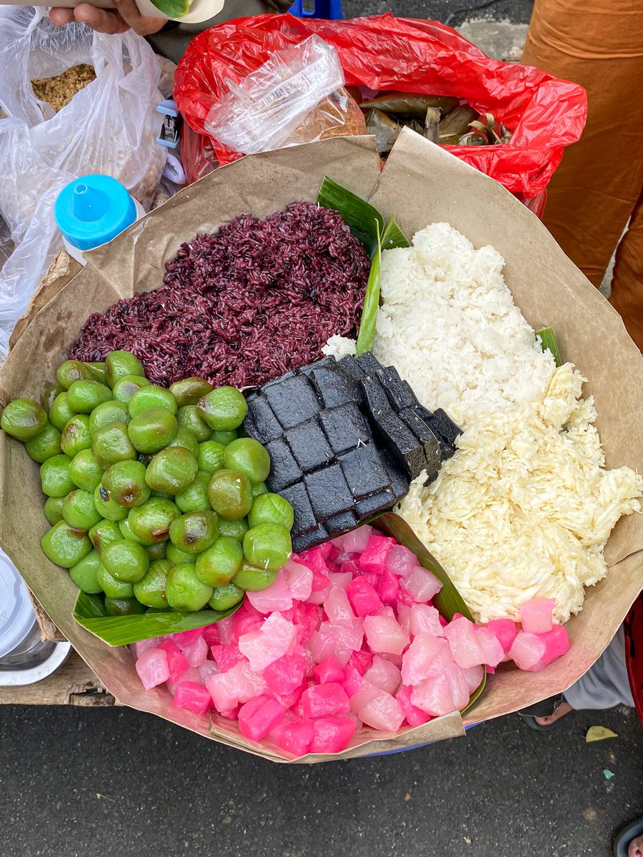journeywithApr's tweet photo. mampir pasar jajan lupis, ketan, cenil dll 😋❤️ https://t.co/lZcC7bdJt2