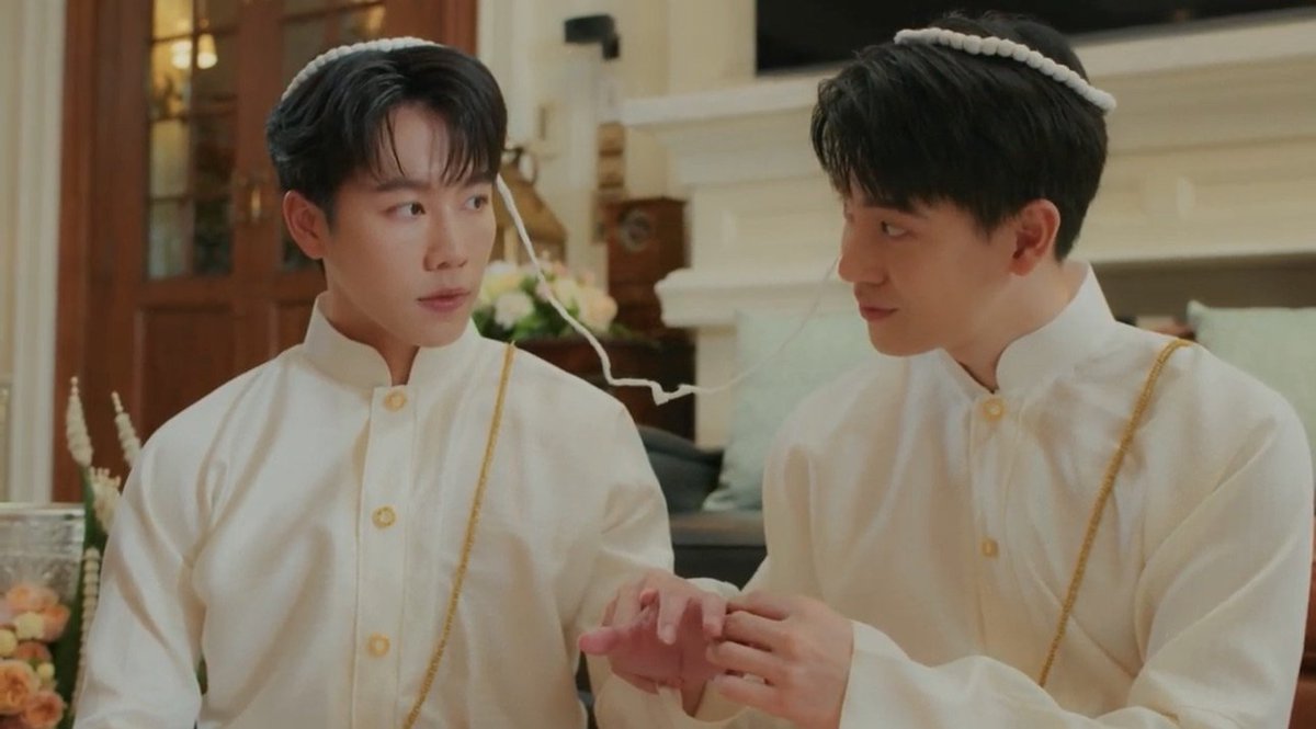 Hello_asian's tweet photo. “วอร์ วนรัตน์” ส่ง OST.ที่ 3 ของซีรีส์ “ที่รักสารวัตรเธียร์“ สะท้อนความเศร้า “ดาบมังกร” ผ่านเพลง ”อย่าให้คิดเอง“ 
#อย่าให้คิดเองMV
#warwanarat
#ที่รักสารวัตรเธียร์ 
#PoliceinLove 
     ทำเอาแฟน ๆ เศร้าจนใจเจ็บ หลังเรื่องราวของ “สารวัตรเธียร์” (หยิ่น อานันท์ ว่อง) และ “ดาบมังกร” (วอร์ วนรัตน์ รัศมีรัตน์) เดินทางมาเจอกับปัญหาใหญ่ เมื่อถ่านไฟเก่าเริ่มกลับมาปะทุอีกครั้ง… ในช่วงท้ายของซีรีส์ “ที่รักสารวัตรเธียร์ | Police In Love” EP6 
     Argentist ไม่รอช้า ส่งเพลง “อย่าให้คิดเอง” ที่เล่าเรื่องราวความสัมพันธ์ของคนสองคน ที่ถึงแม้ตัวจะอยู่ใกล้กัน แต่หัวใจและความรู้สึกเริ่มสวนทาง พร้อมกับเสียงร้องของ “วอร์ วนรัตน์” ที่ซึ้งจนกินใจ เรียกว่า เล่นเอง ร้องเอง เจ็บเอง ครบจบในคนเดียว
     เหล่าแม่ ๆ มัมหมี น้องมังกร พร้อมโอ๋ได้แล้ว ทาง YouTube: ARGENTIS RECORDS
https://t.co/HwweI2bBoS
ฟังพร้อมกันบน Streaming ทุกช่องทางได้แล้วตอนนี้