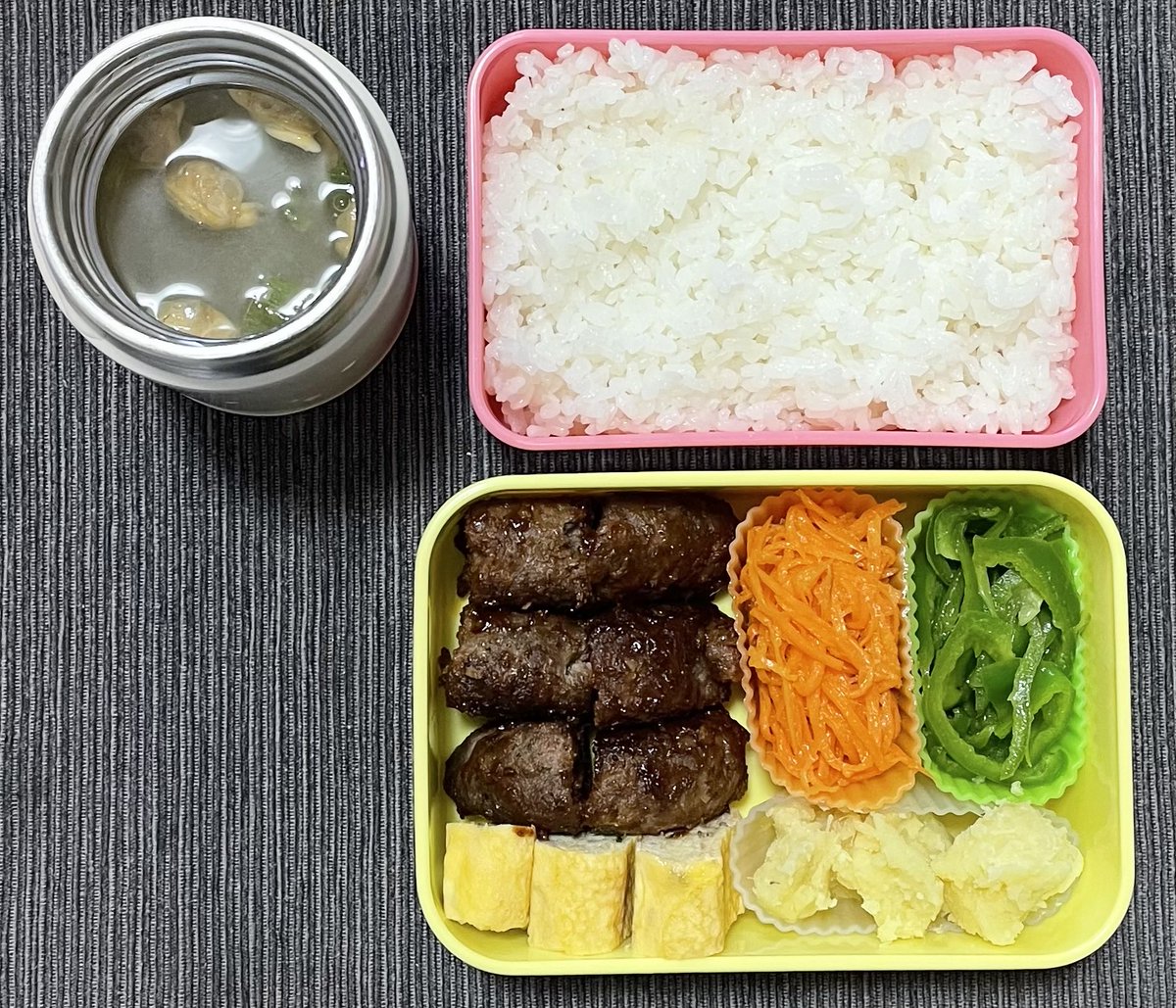 nike_nkx's tweet photo. ああ水曜のお弁当　ハンバーグケチャップソース煮、卵焼き、にんじんラペ、ピーマン炒め、さつまいもハニーバター
お味噌汁はフリーズドライのなめこ

近所の産直市は深まる秋の趣きにて、覇権ジャンル:ぶどうに栗や梨、柿にあけびも並んで賑やかです。そして島の一端から版図を広げつつある…柑橘…🍊 https://t.co/dyeKrgZQER
