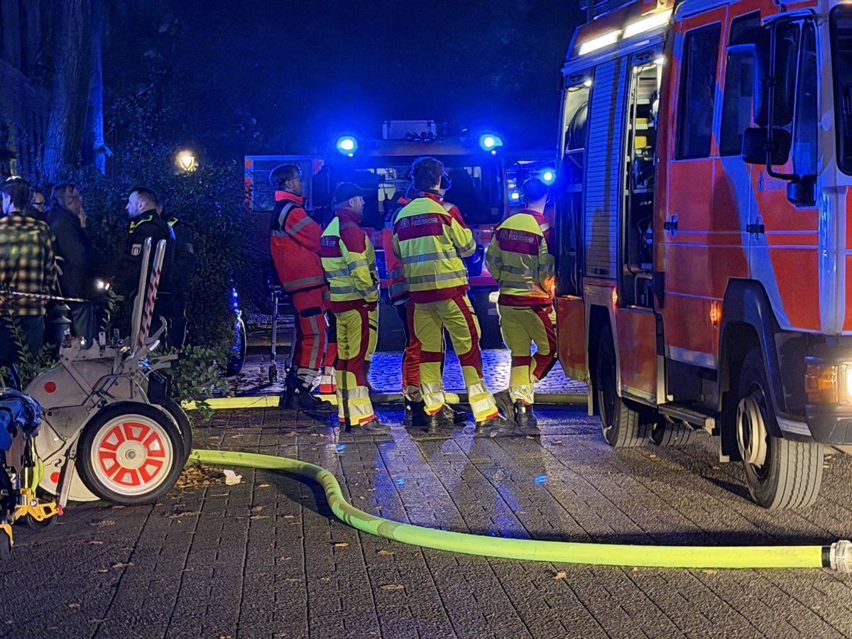 PolReporter's tweet photo. #Berlin #Wedding - Brand in Ladengeschäft, starke Rauchentwicklung in zwei Hausaufgängen, alle Bewohner in Sicherheit, niemand verletzt, Feuerwehr im Großeinsatz https://t.co/CcKvuFTTFg