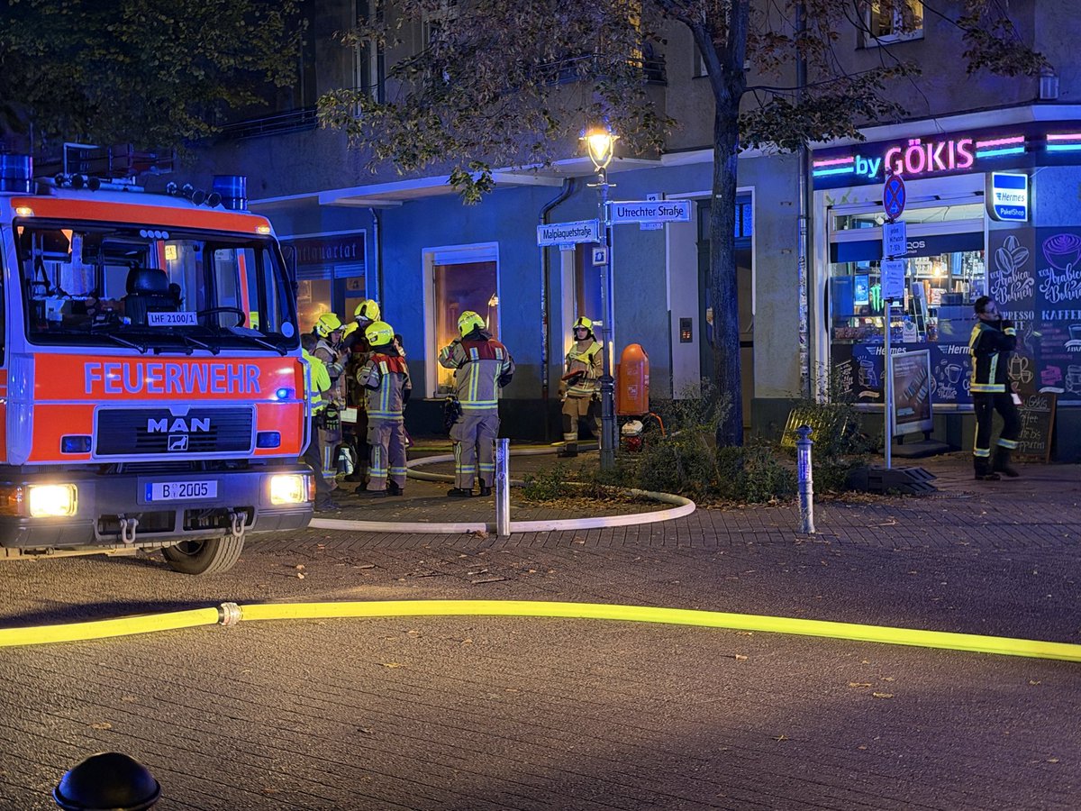 PolReporter's tweet photo. #Berlin #Wedding - Brand in Ladengeschäft, starke Rauchentwicklung in zwei Hausaufgängen, alle Bewohner in Sicherheit, niemand verletzt, Feuerwehr im Großeinsatz https://t.co/CcKvuFTTFg