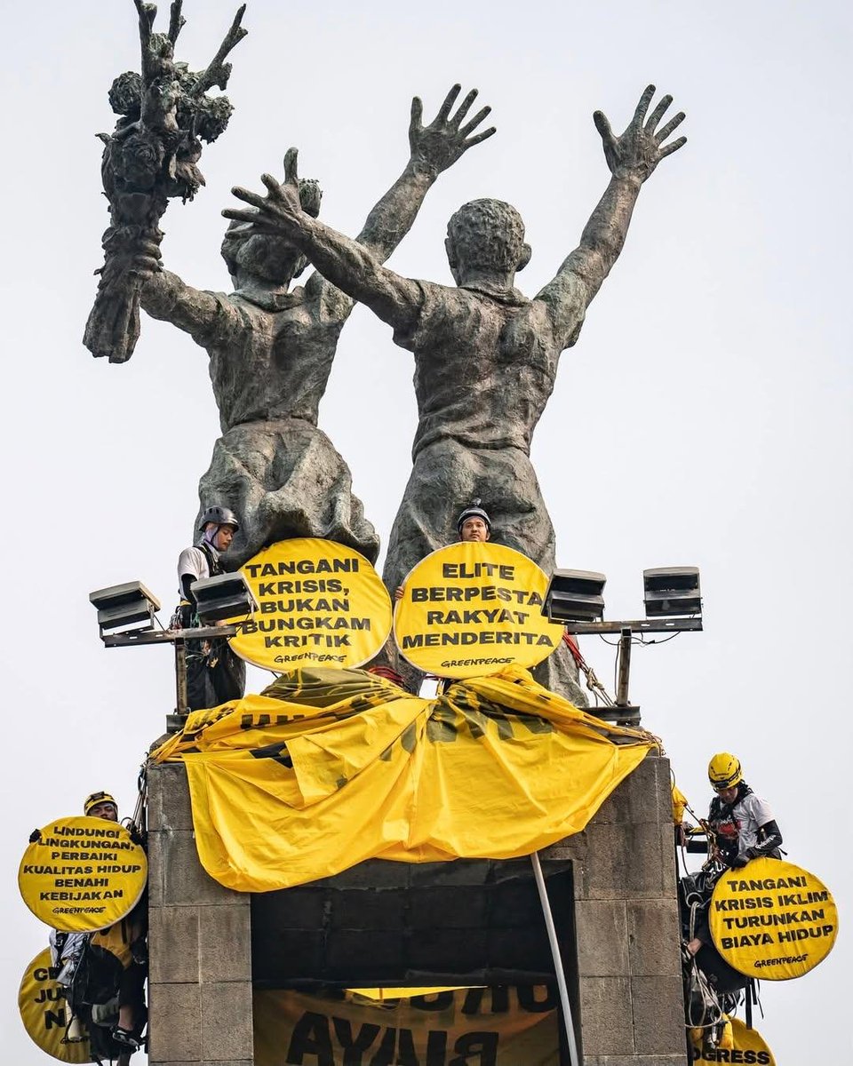FahmiAgustian's tweet photo. Yg dilakukan Greenpeace kemarin di Bundaran HI itu sudah direncanakan. Dan memang mereka serapi itu rencananya.

Negara kalah 2 kali kemarin.

1. Kalah karena kecolongan aksi pemasangan banner di Bundaran HI

2. Kalah karena Negara benar-benar nggak punya rencana mitigasi apalagi penaggulangan kebakaran hutan dan lahan

Dan ada 2 kata lucu yg muncul kemarin: Polisi kecolongan.

Setelah aktivis Greenpeace diamankan, Polisi tidam menemukan pasal mana yg dilanggar, akhirnya mereka pun dibebaskan tadi malam.