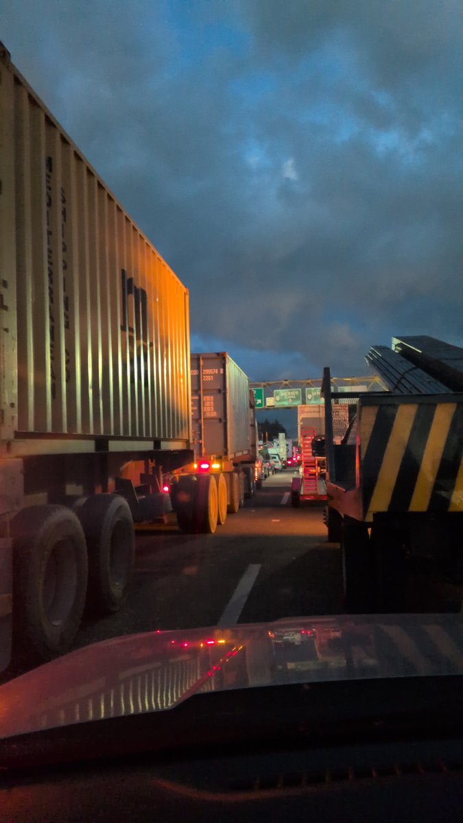 prizttan's tweet photo. @elheraldoedomex @delfinagomeza @Claudiashein @OHarfuch @rosaicela_ Sin tantita #empatia para todos. tanto para los manifestantes ni para el ciudadano que solo viene a trabajar y del trabajo. Esta es la #selva? https://t.co/OPc065RhfS