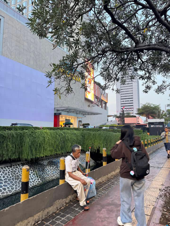 mymerizal's tweet photo. Buat kawan2 yg lgi main atau lewat sekitaran Mall PI (Grand Indonesia / Pondok Indah)* atau GI, kalau lihat kakek penjual tisu ini, yuk mampir & larisin jualannya.

Walaupun dgn keterbatasan fisik (beliau penyandang tunanetra), kakek tetap gigih mencari rezeki halal dgn jualan tisu sekaligus menawarkan jasa pijit.
Beliau biasa mangkal hampir setiap hari di pinggir kali depan Mall PI (area lobby selatan, pedestrian gate).

Yuk, bantu share atau langsung datengin klo lgi di lokasi. 

Terima kasih banyak orang2 baik! 🙏🏻✨