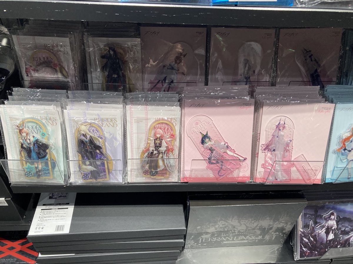 yostarshopakiba's tweet photo. 【商品情報】
『#アークナイツ』より、6周年フェスのグッズの一部が本日より店頭にて販売開始！

6周年を記念した描き下ろしイラストを使用したグッズや、ぬいぐるみなども販売しております！

通販で買い逃してしまったドクターの皆さまも、ぜひこの機会にご来店ください！

#Yostarアキバ #アークナイツ