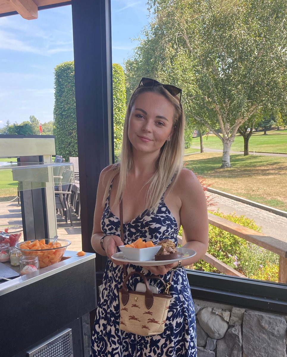 irempetek's tweet photo. Certainement l'un des meilleurs Brunch de Haute Savoie 🤭

Vous avez reconnu les montagnes j'espère 😌

📍 Le Chalet @evian_resort 

#evianlesbains #evianresortgolfclub #brunch https://t.co/wwuDrt1Af0