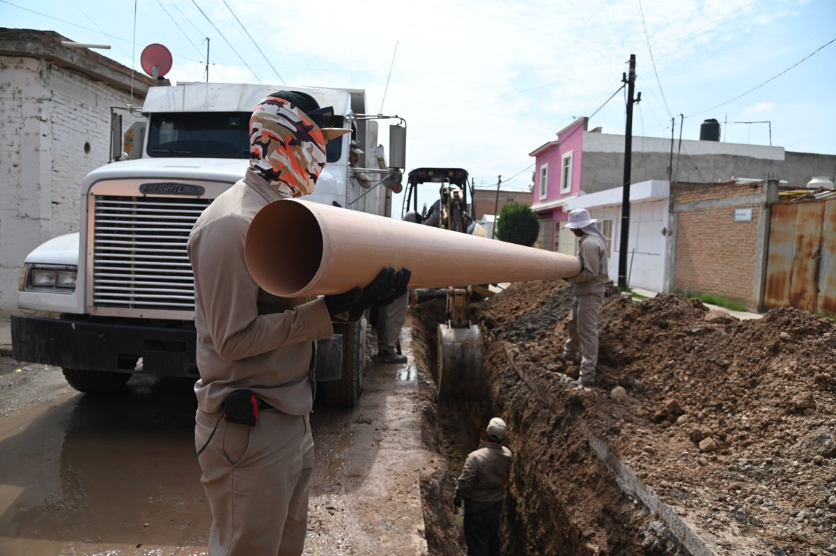 AnguloInforma's tweet photo. #ÁnguloDuranguense | 💧 @AMD_Durango renovó 60 metros de la red de drenaje en la colonia Isabel Almanza de Durango

El director de AMD, Jesús González Smith, destacó la importancia de mantener en buenas condiciones la infraestructura sanitaria de las colonias🏗️ https://t.co/8mzFZ5LrLg