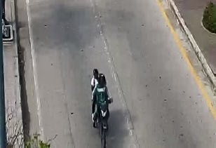 JohnReimberg's tweet photo. DOS SUJETOS APRESADOS POR LA MUERTE DE TRES PERSONAS EN MACHALA.

El hecho se dio en la av. Colón Tinoco, en esa ciudad donde tres personas fueron asesinadas en un taxi al ser atacadas por dos motos. Luego de las investigaciones fue ejecutado un operativo donde la Policía Nacional apresó a dos sicarios presuntamente vinculados a estas muertes.

Estos sujetos fueron puestos a órdenes de la justicia para el debido proceso.

Seguimos trabajando.