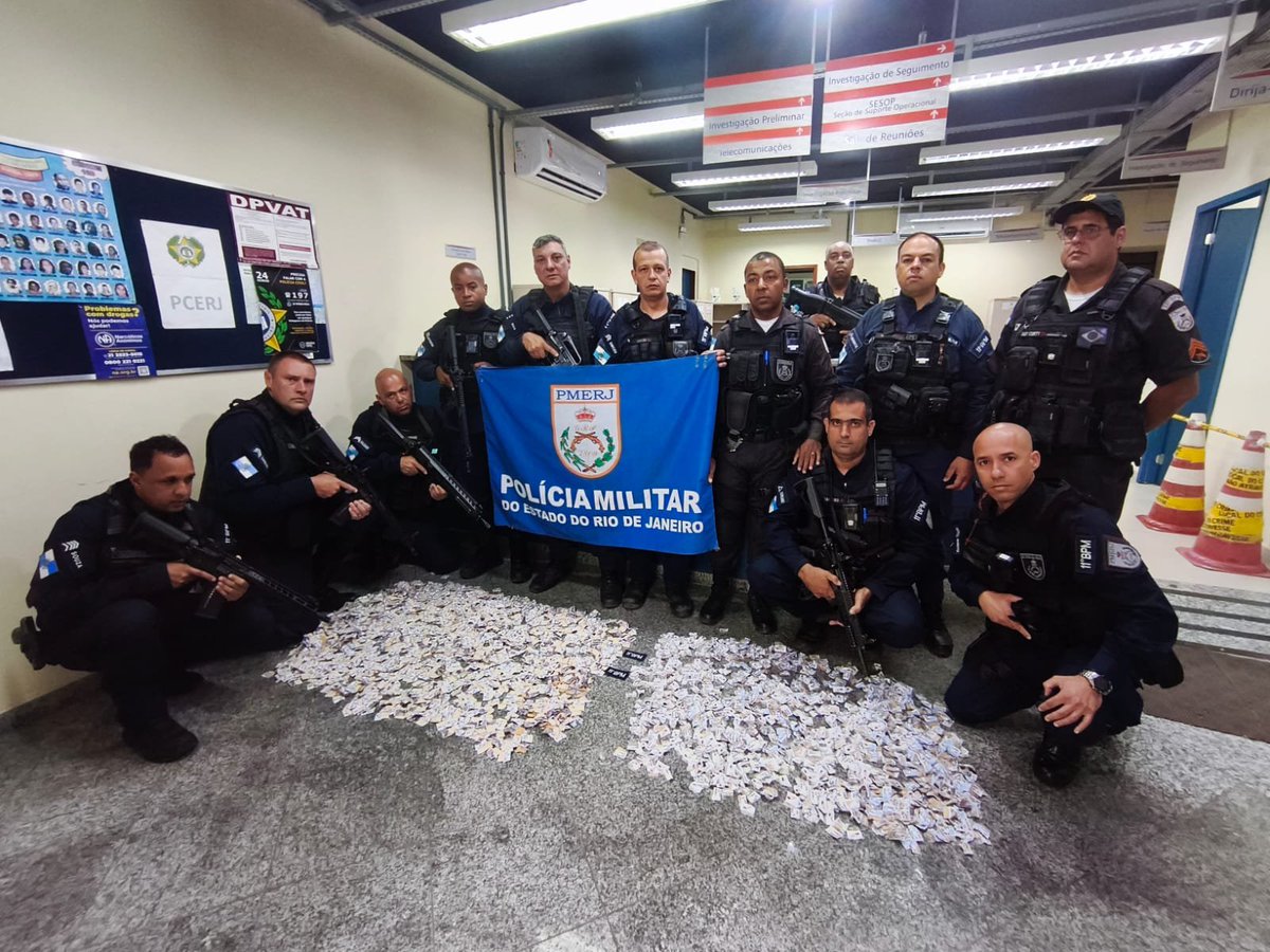 NotciasRio1's tweet photo. AÇÃO INTEGRADA APREENDE MAIS DE 5 KG DE DROGAS EM BOM JARDIM
Policiais do #11BPM, durante operação em Jardim Boa Esperança, apreenderam cerca de 5,1 kg de drogas enterrados sob a vegetação em uma região de mata. A ocorrência foi encaminhada à 158ª DP. https://t.co/dSuEAMqWcW