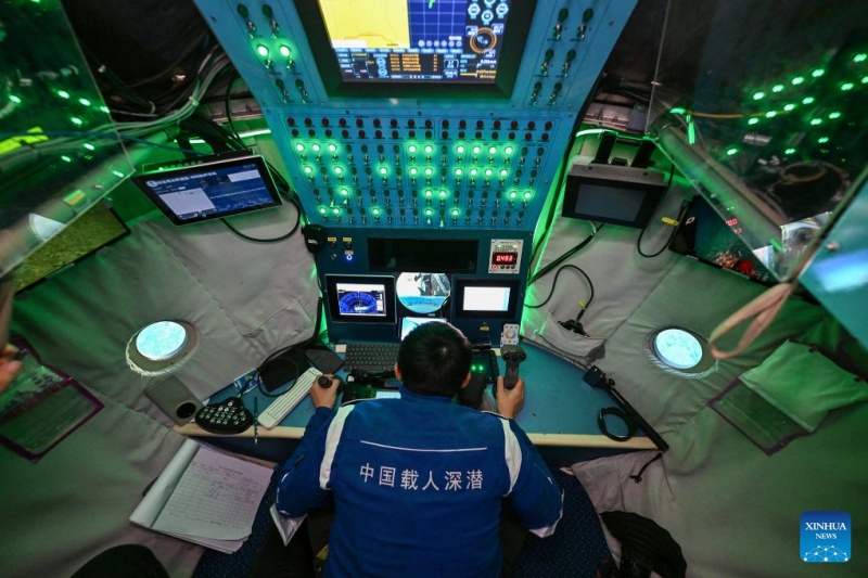 french_renmin's tweet photo. Le submersible habité chinois #Jiaolong réalise sa 470e plongée en grande profondeur dans le Pacifique ouest #Submersible 
https://t.co/QqrvoaFrEk https://t.co/DsEaaSNlyR