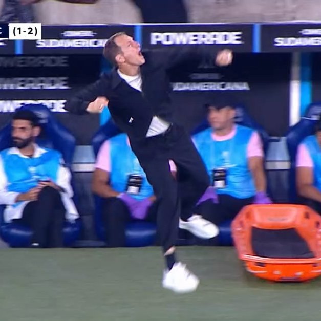 TyCSports's tweet photo. ¡LO GRITÓ CON TODO! 🔵🟡

La REACCIÓN de Arruabarrena al gol de Merentiel para poner el 2-0 de #Boca ante Vasco. #CopaSudamericana https://t.co/x9fXtVvKOJ