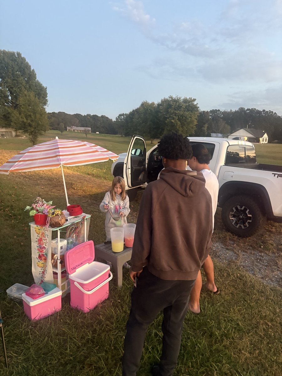 WrightJody's tweet photo. After a Hard Tuesday afternoon Practice - Your strength Coach gets a message that a little girl is sad that no one has showed up to her 🍋 Lemonade stand. He sends a message to a few guys if anyone would like to come support her. Guys didn’t hesitate to drive 10+ minutes to support her!! Proud of them!! @racersfootball @RacerFBAlumni