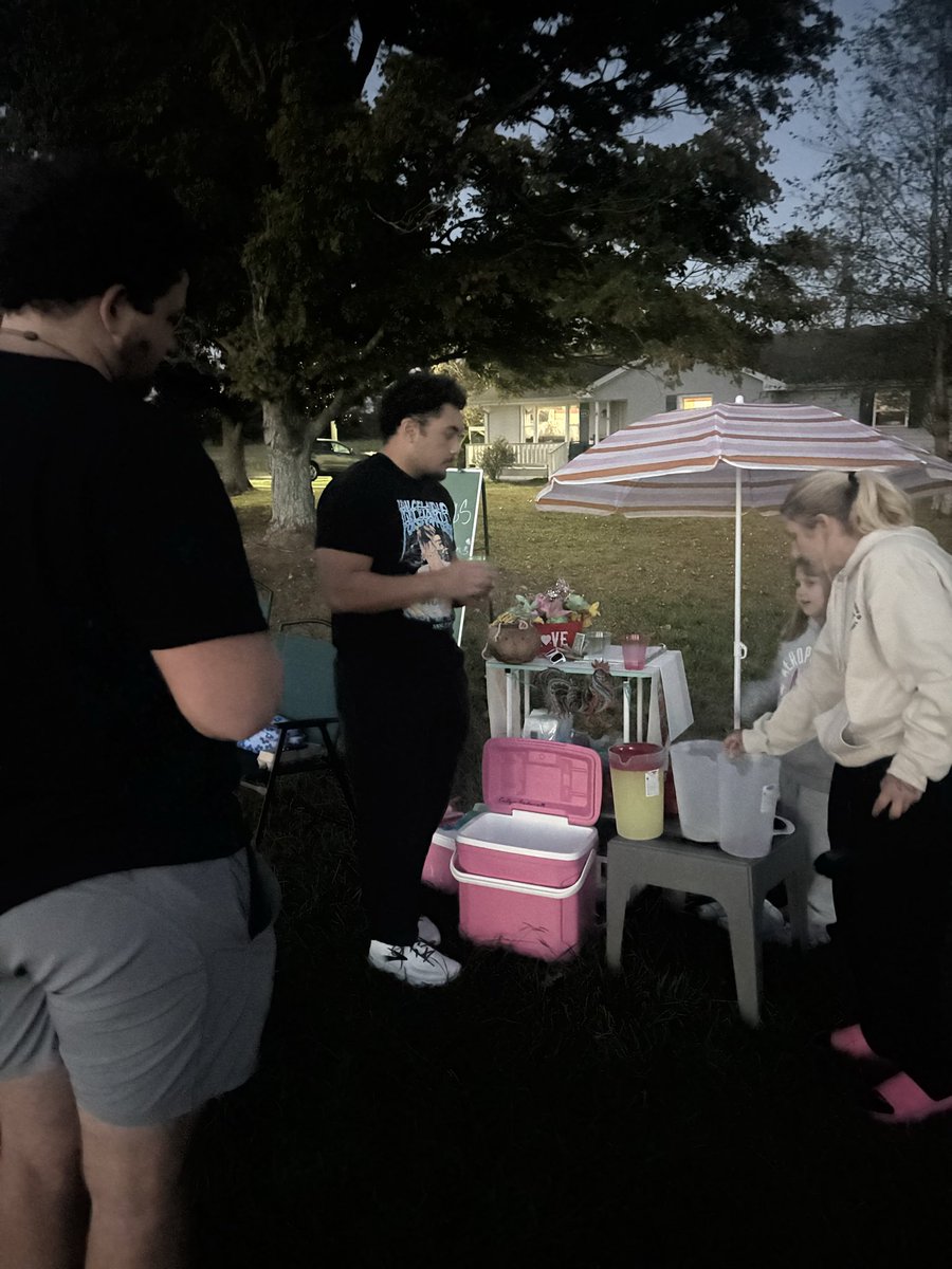 WrightJody's tweet photo. After a Hard Tuesday afternoon Practice - Your strength Coach gets a message that a little girl is sad that no one has showed up to her 🍋 Lemonade stand. He sends a message to a few guys if anyone would like to come support her. Guys didn’t hesitate to drive 10+ minutes to support her!! Proud of them!! @racersfootball @RacerFBAlumni