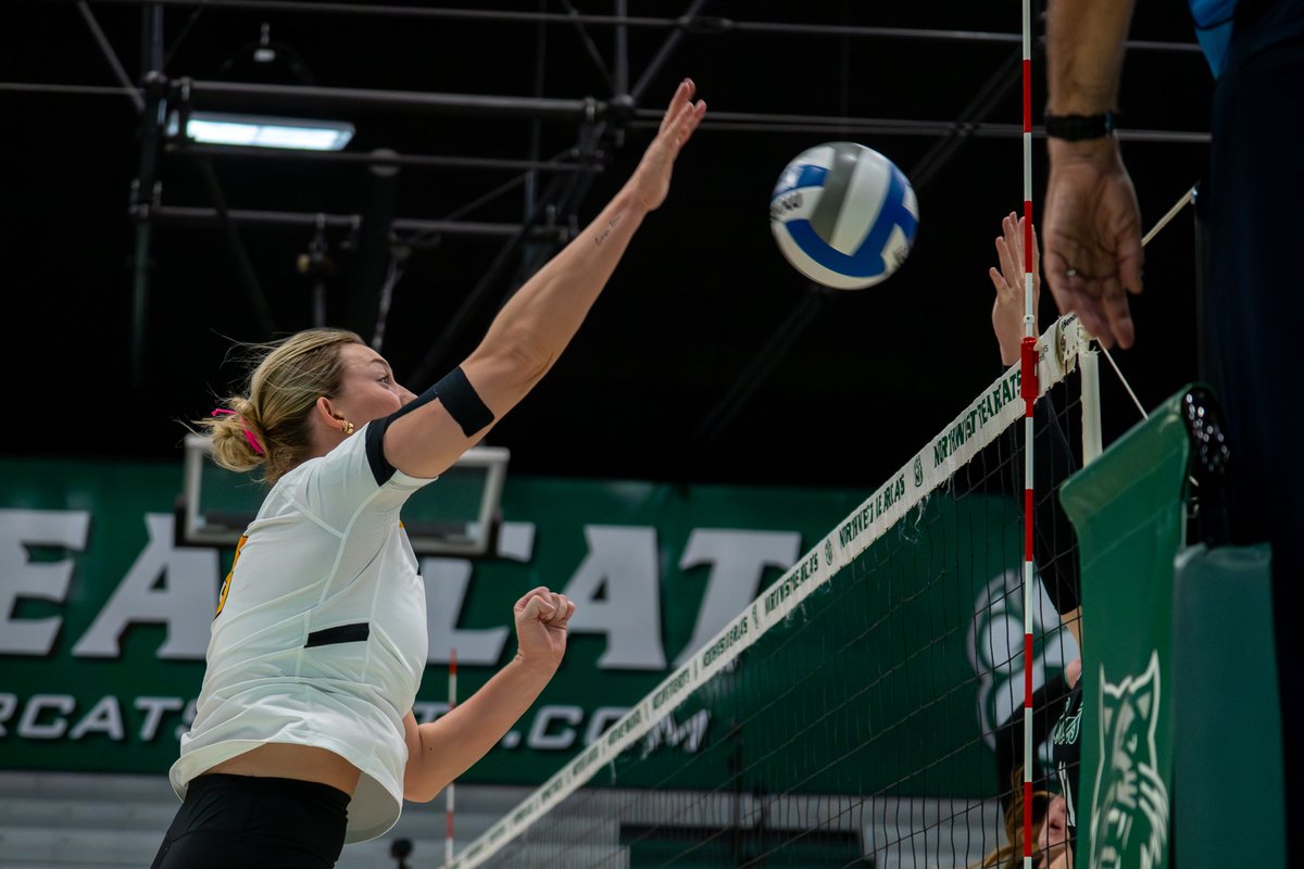 MWSUGriffons's tweet photo. Taking care of business💪🏐

No. 11 Griffon Volleyball completes the season sweep of Northwest Missouri State with a straight-set victory to improve to 18-3, 6-1 MIAA!

📰https://t.co/yf1TpynSkg

#GriffUp🦅🦁 https://t.co/Ht01tqY2lm