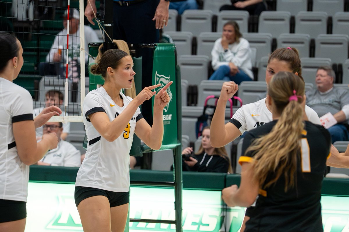 MWSUGriffons's tweet photo. Taking care of business💪🏐

No. 11 Griffon Volleyball completes the season sweep of Northwest Missouri State with a straight-set victory to improve to 18-3, 6-1 MIAA!

📰https://t.co/yf1TpynSkg

#GriffUp🦅🦁 https://t.co/Ht01tqY2lm