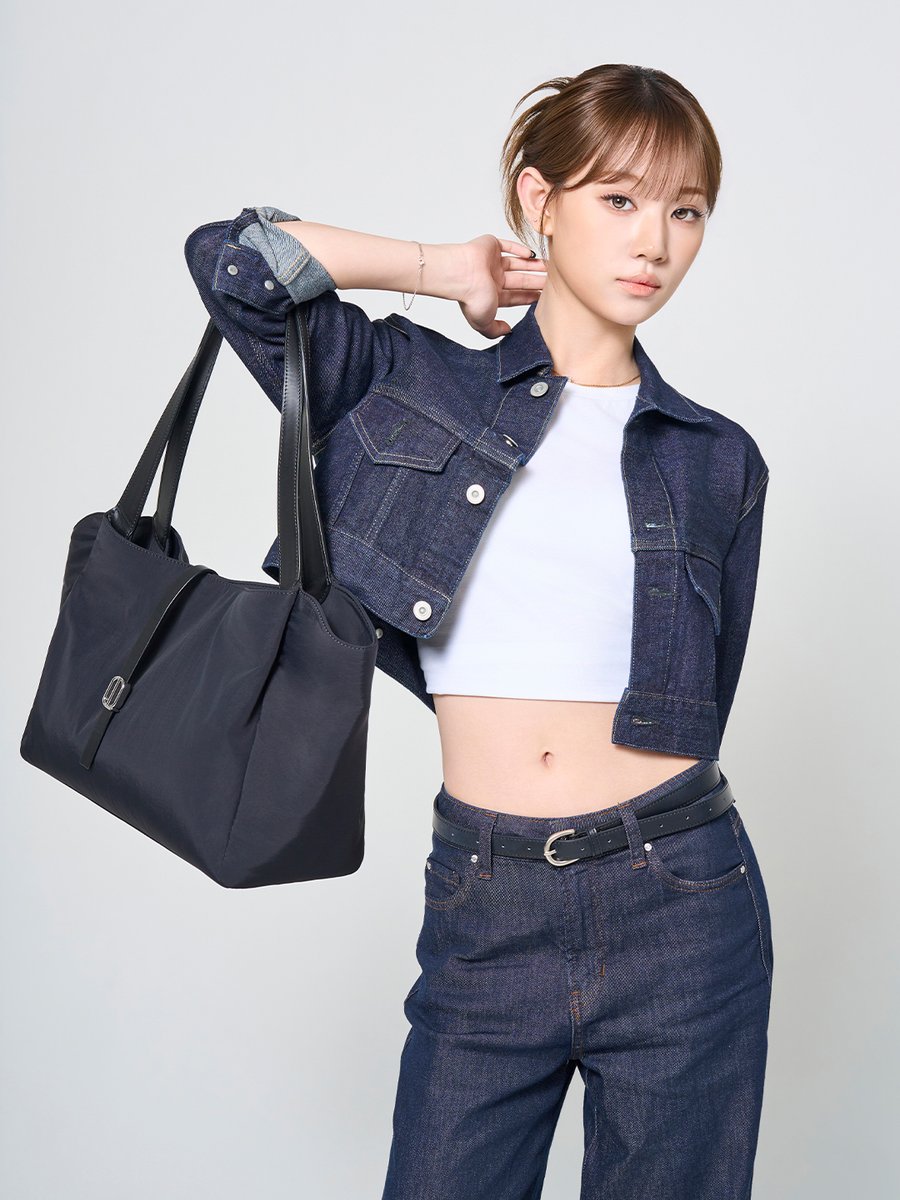 LouisQuato88179's tweet photo. LOUIS QUATORZE X Keyveatz UM JIONE

A NEW ATTITUDE.
26FW LECLAT COLLECTION

엄지원이 Pick한 LECLAT 나일론 쇼퍼백.

여유로운 수납력까지.
일상에 감각을 더하는 데일리 백.

https://t.co/Ol94u3DseS

#LOUISQUATORZE #루이까또즈 #Keyveatz #키비츠 #LOUISQUATORZEXKeyveatz 
#UMJIONE #엄지원 https://t.co/kSWdcMwXCX