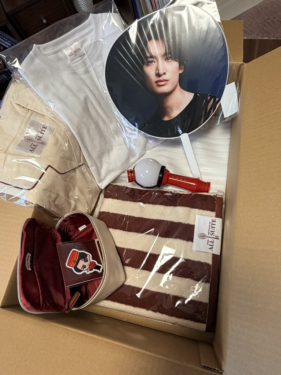 mekagumi625's tweet photo. やっとSnowManのグッズ来た〜!!めっちゃ好みのデザインと色味🧡ペンラ可愛い😍こーじのビジュも最高😆
#SnowMan_DOMETOUR_ALLSUITE #グッズ https://t.co/12KvURKl5S