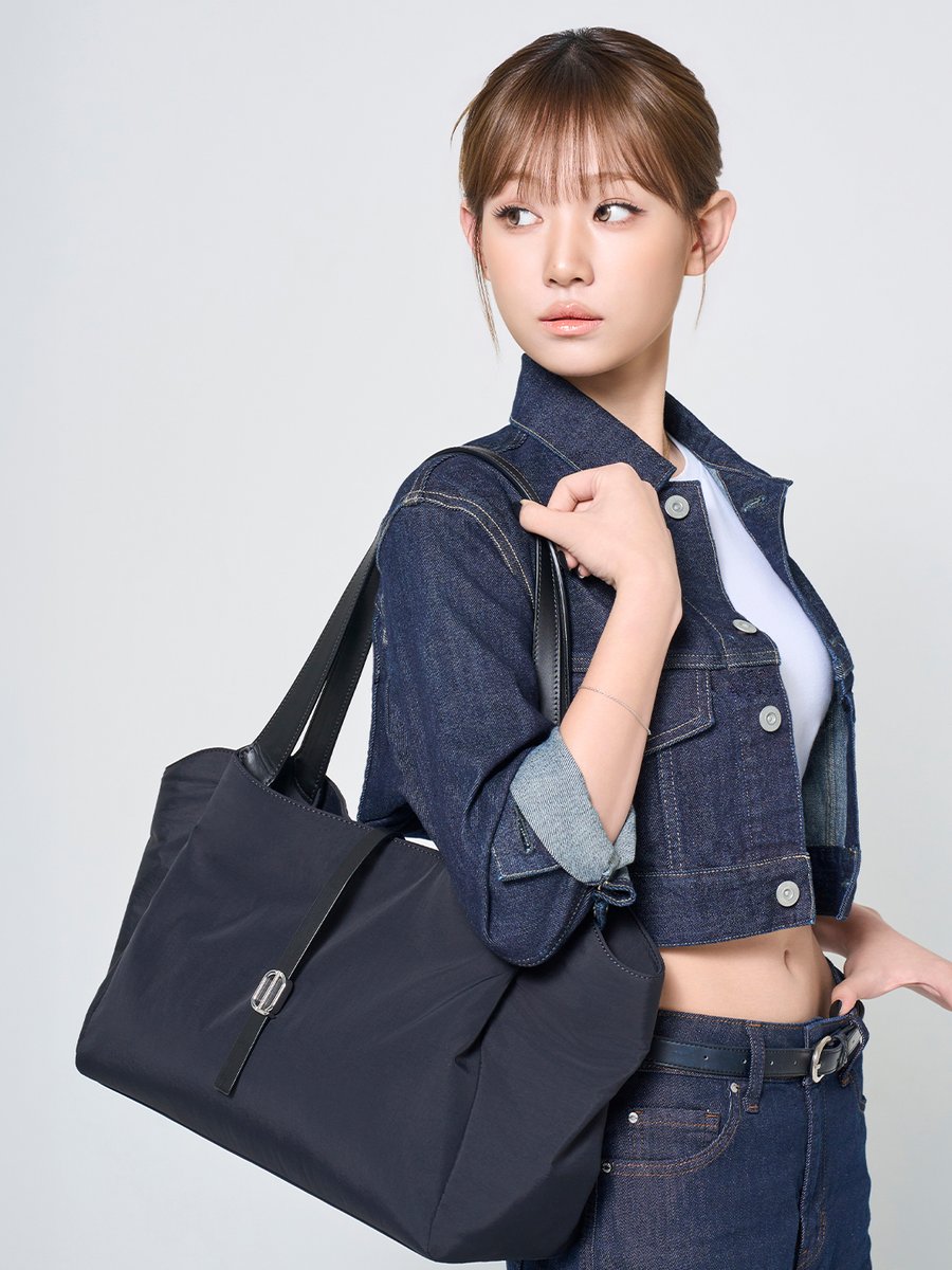 LouisQuato88179's tweet photo. LOUIS QUATORZE X Keyveatz UM JIONE

A NEW ATTITUDE.
26FW LECLAT COLLECTION

엄지원이 Pick한 LECLAT 나일론 쇼퍼백.

여유로운 수납력까지.
일상에 감각을 더하는 데일리 백.

https://t.co/Ol94u3DseS

#LOUISQUATORZE #루이까또즈 #Keyveatz #키비츠 #LOUISQUATORZEXKeyveatz 
#UMJIONE #엄지원 https://t.co/kSWdcMwXCX