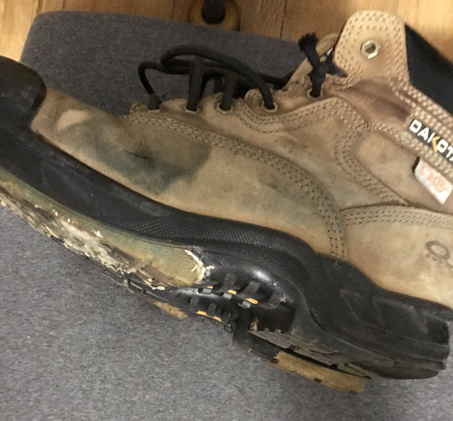 Poutine33's tweet photo. Fix your cracked damaged and worn boots , instead of buying new ones. Ripped soles cracks filled with  PL glue
😍🧐🤓🥾🌧️❄️
#bootsfix
#PLglue
#hack
#dacota 
#boots https://t.co/DV9fKAJTYN