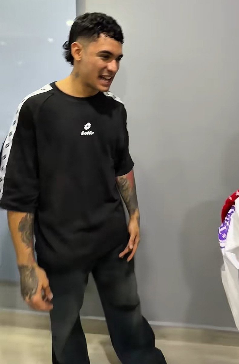 Jacktxpg's tweet photo. Leandro está destinado a que nada le quede bien🤣 https://t.co/UNJtrUfg88