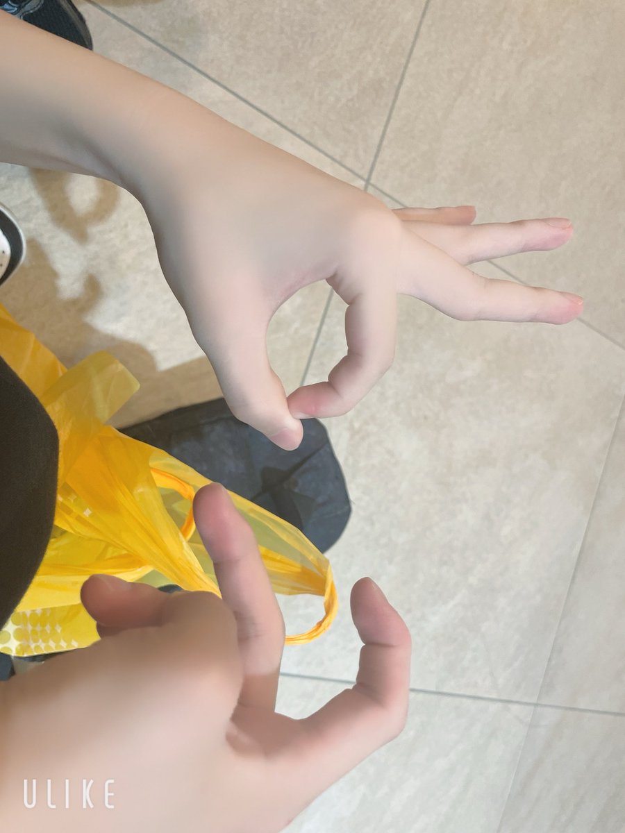 shin_Tottemo's tweet photo. あっくんとってもしんのよくわからん手の形.png https://t.co/rMYawwdJiu