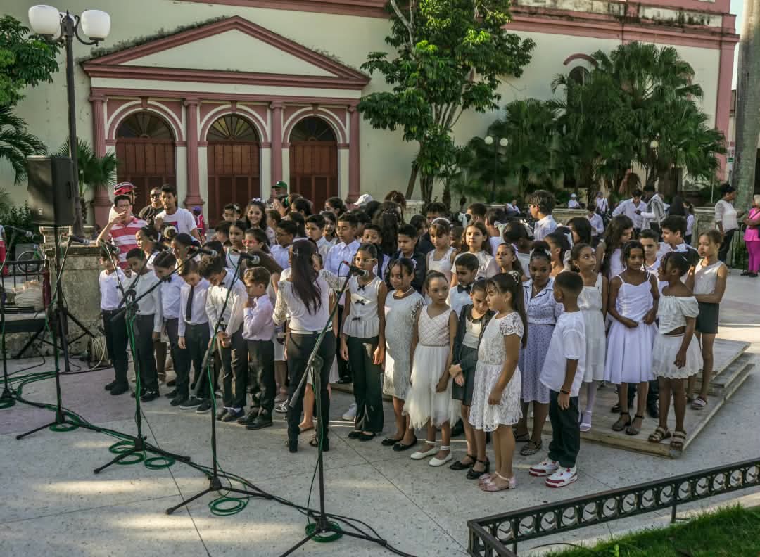MPena75426's tweet photo. Desde el emblemático parque en #Camagüey celebramos con el orgullo agramontino que nos define el Día de la #CulturaCubana, esa que diario salvamos y defendemos con la espada, el escudo y la fuerza de una nación.
#CubaEsCultura https://t.co/ggQ8Kx2v2O